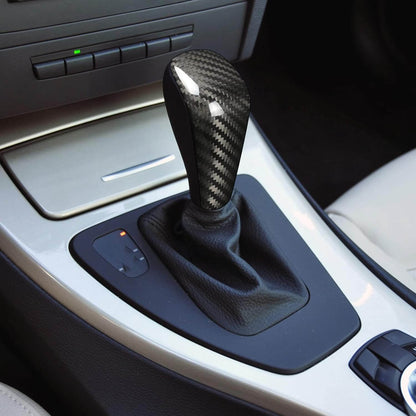 Mavlaro Echtcarbon Schaltknauf-Abdeckung für BMW E81/E82/E87/E88/E90/E91/E84/E89